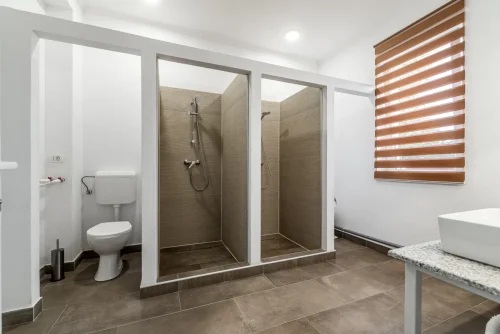 Baie privată modernă cu duș - Pensiune Arad