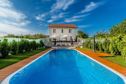 Piscina exterioară - Pensiunea Villa Cristian