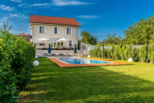 Balcon și vedere exterior - Villa Cristian Arad